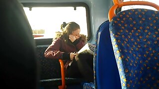 Satriecošu blondīni autostāvvietā drāž svešinieks